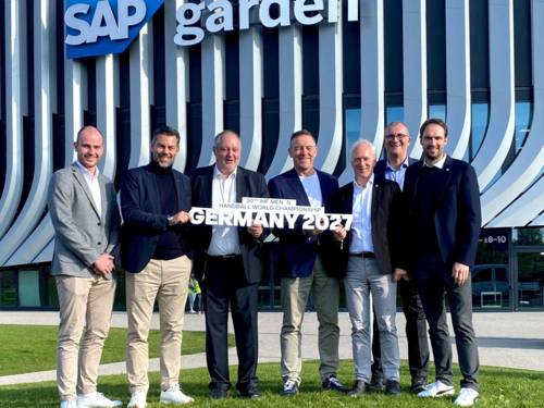 v.l.n.r.: Florian Hardekopf (ZAG arena), Peter Schachler (ZAG arena), DHB Präsident Andreas Michelmann, Handball Bundestrainer Alfred Gislason, Bürgermeister Thomas Klapproth, Christian Schäfer (Sportverwaltung LHH) und Benjamin Chatton (DHB)