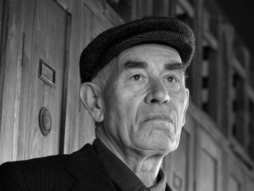 Zu sehen ist eine Schwarz-Weiß-Fotografie eines älteren Mannes.