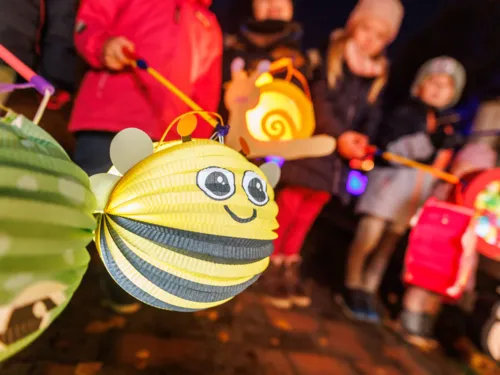 Kinder mit Laternen