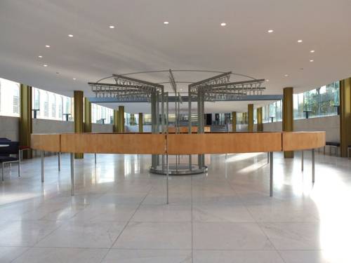 Arne Jacobsen Foyer - Die Design-Einbauten des dänischen Architekten Arne Jacobsen im Glasfoyer der Herrenhäuser Gärten