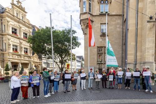 Heike Langguth, Bürgermeisterin und Beigeordnete für Sicherheit, Bürgerservice und Gesundheit der Stadt Erfurt mit Friedensaktivist*innen und der Fahne der Mayors for Peace
