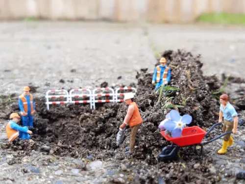 Mit Spielfiguren nachgestellte Baustelle