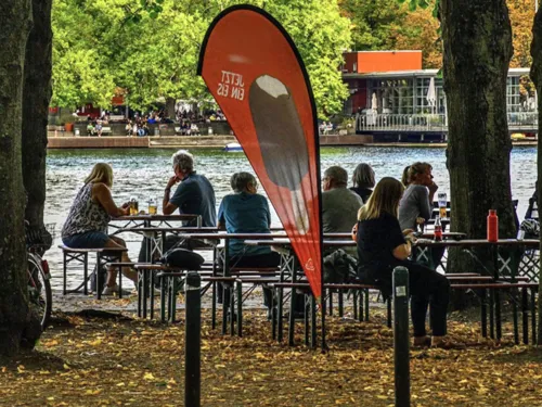 Menschen sitzen im Biergarten am Maschsee.