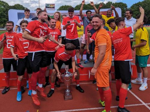 Fußballspieler auf einem Sportplatz.