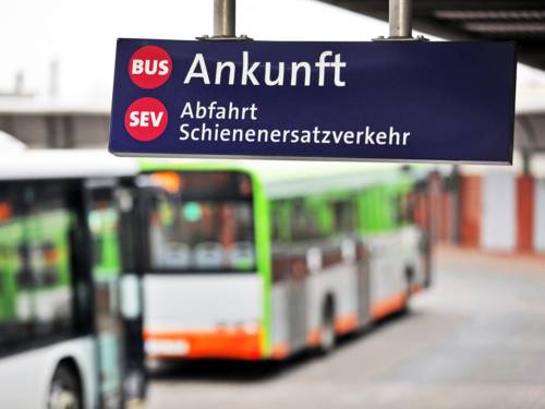 Das Informationsschild über die Ankunftsplätze der Busse sowie den Abfahrtsort des Schienenersatzverkehrs