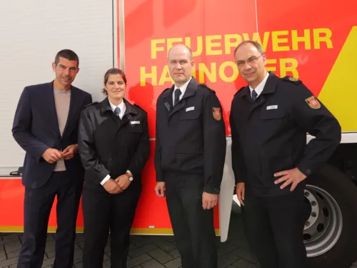 Dr. Axel von der Ohe  und Christoph Bahlmann gratulieren Charlotte Kubel und Gregor Fleischmann