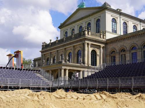 Auf dem Opernplatz finden erstmals die German Beach Club Finals statt, dabei werden im Rahmen der Finals die ersten Deutschen Clubmeister im Beach-Volleyball gekürt.