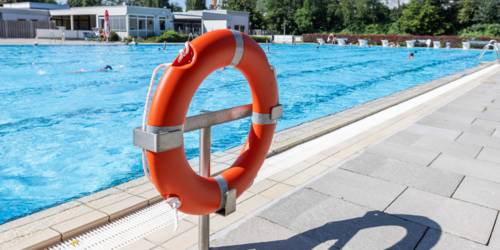 Rettungsring am Beckenrand eines Freibades