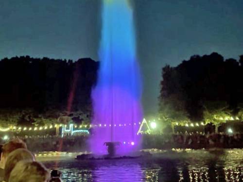 Bunt beleuchtete Fontäne in einem Barockgarten