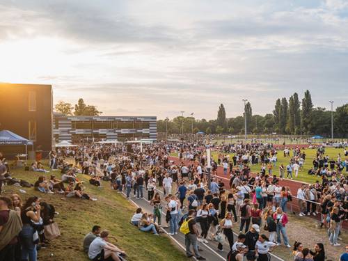 Eine Sportveranstaltung auf dem Campus, viele junge Menschen zu sehen.
