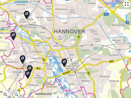 Ausschnitt einer Stadtkarte, in der Mitte steht Hannover. Kleine schwarze Pylone zeigen einzelne Stellen an.