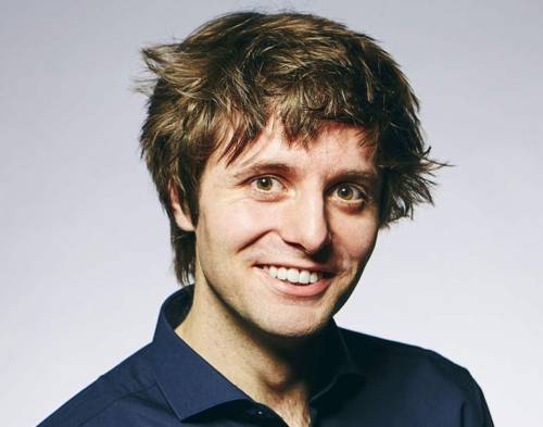 Porträt eines lächelnden Mannes mit strubbeligen Haar