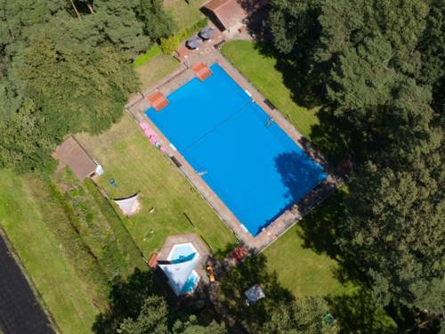 Luftaufnahme eines Freibades