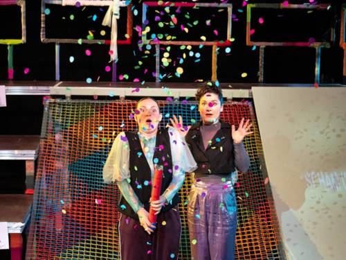 Zwei Personen mit Konfetti