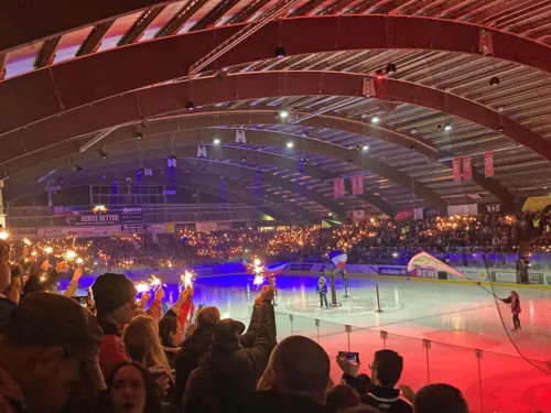 Voll besetztes Eisstadion vor dem Anpfiff.