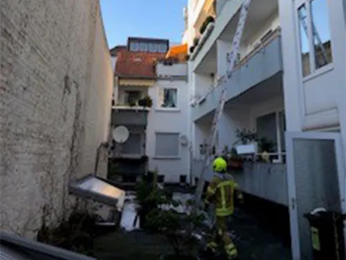 Eine Feuerwehrkraft vor einem Haus