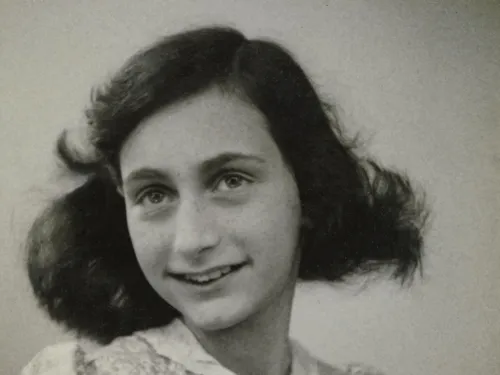 Eine Schwarz-weiß-Aufnahme von Anne Frank aus dem Jahr 1942