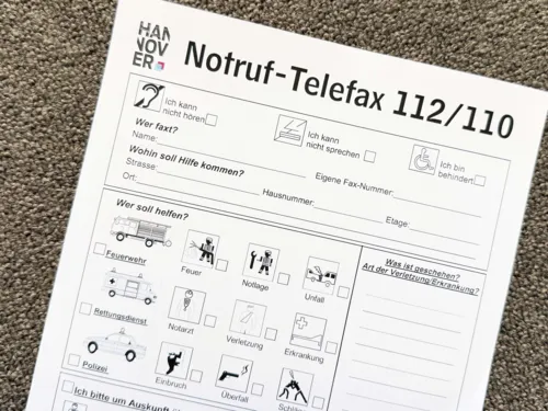 Ein ausgedrucktes Notruf-Telefax liegt auf dem Tisch