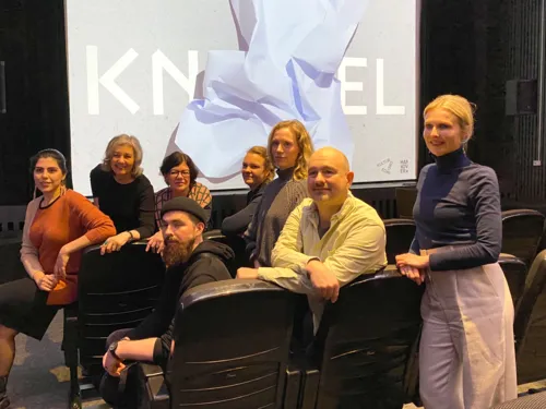 v.l.n.r.: Farzane Varizitabar (Künstlerin), Ulrike Willberg (Agentur für Weltverbesserungspläne), Barbara Holub (transparadiso), Julius Matuschik (Cameo-Kollektiv), Eva Bender (Kulturdezernentin), Hannah Jacob (Projektleitung Kulturdreieck), Guido Klumpe (Fotokünstler), Melanie Botzki (Stabsstelle Kulturmanagement)