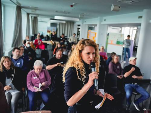 Menschen bei einer Info- und Netzwerkveranstaltung.