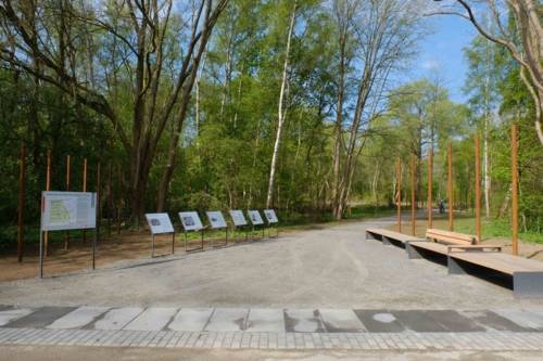 Eingang zum Rundweg über das Gelände des ehemaligen KZ Stöcken, 2025