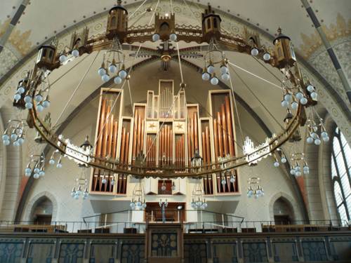 Orgel in einer Kirche.
