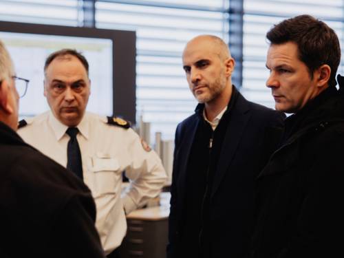 Drei ernst blickende Herren