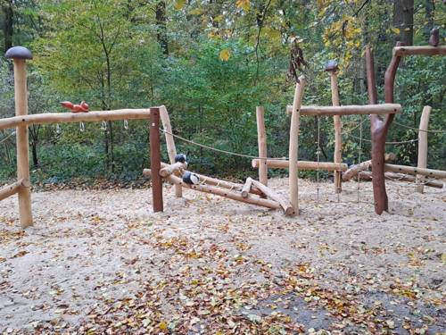 Ein Spielgerät auf einem Spielplatz im Wald.