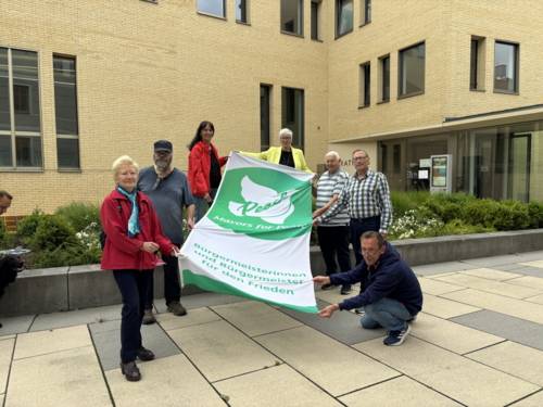 Königs Wusterhausen: Bürgermeisterin Michaela Wiezorek hisst gemeinsam mit Stadtverordneten unterschiedlicher Fraktionen die Flagge der Mayors for Peace