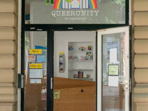 Die Eingangstür des QueerUnity - Hannovers Jugendzentrum für alle LGBTIQ* Personen bis 27  Jahren.