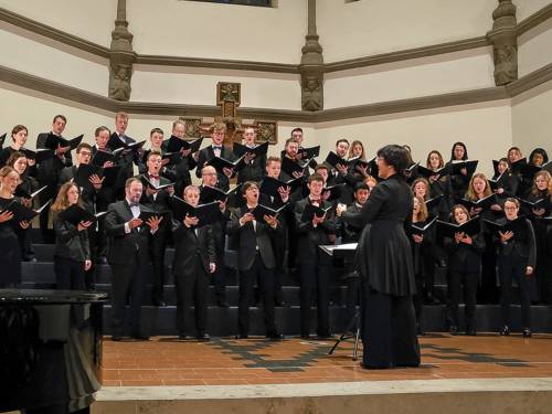 Singender Chor in einer Kirche