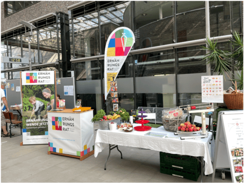 Dekorierte Tische und Plakate