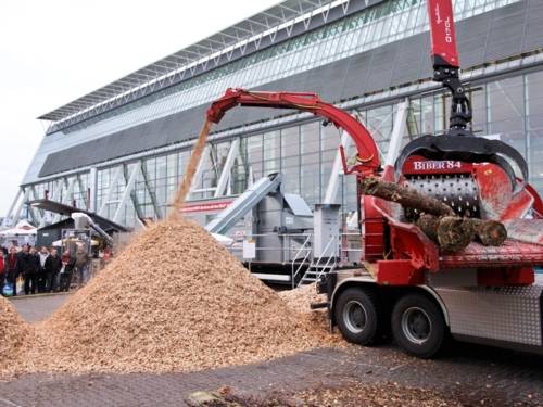 Maschine schreddert Holzstämme zu Hackschnitzeln