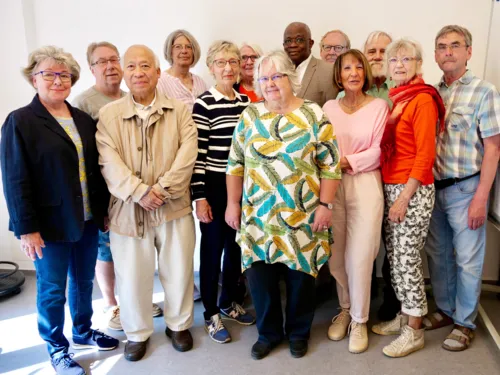 Eine Gruppe aus 13 Senioren und Seniorinnen blickt in die Kamera.