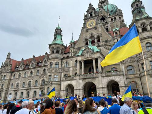 Menschen vor dem Neuen Rathaus Hannover.