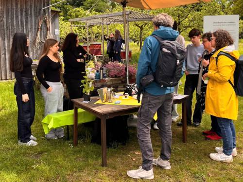 Menschen an einem Infostand.
