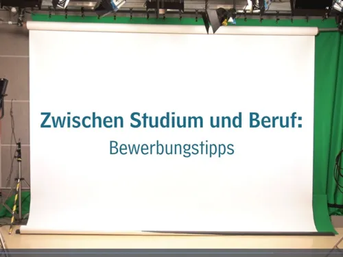 Leinwand mit der Aufschrift: "Zwischen Studium und Beruf: Bewerbungstipps"