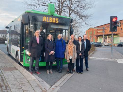 Gruppe von Personen vor einem Bus
