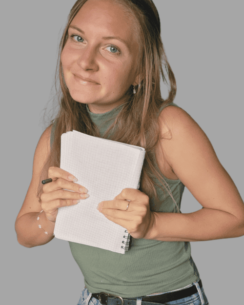 Mira Witte steht mit einem Blatt Papier vor der Kamera