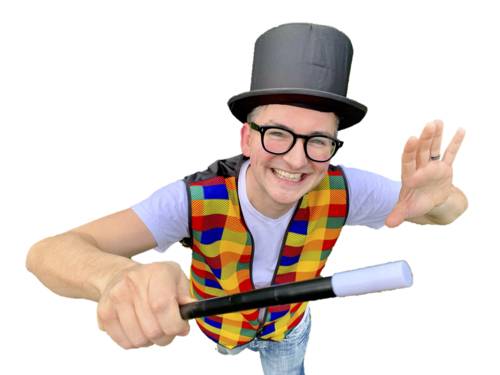 Ein Mann schwingt einen Zauberstab und schaut in die Kamera.