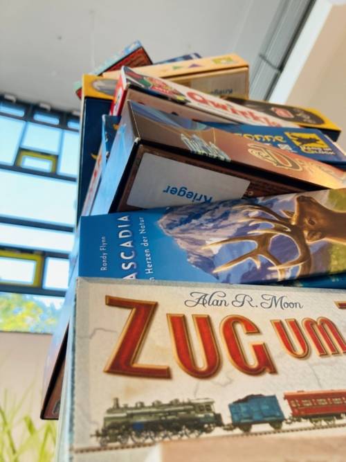 Ein Stapel Spiele von unten fotografiert.