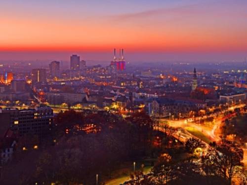 Blick aus größerer Höhe auf die Skyline von Hannover in der Dämmerung.