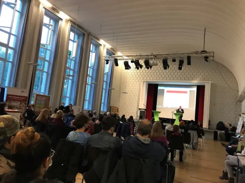 Menschen sitzen in einem Publikum
