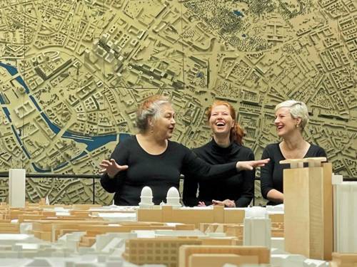 Drei Frauen mit Stadtmodellen