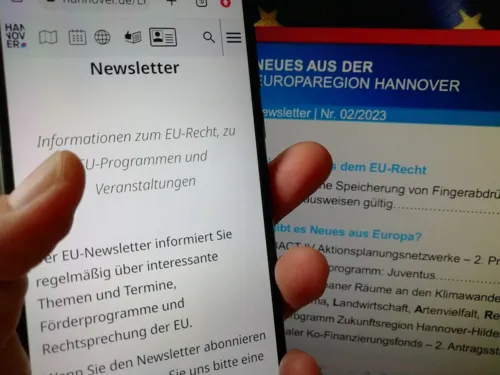 Zwei Bildschirme - einer vom Smartphone, einer vom PC