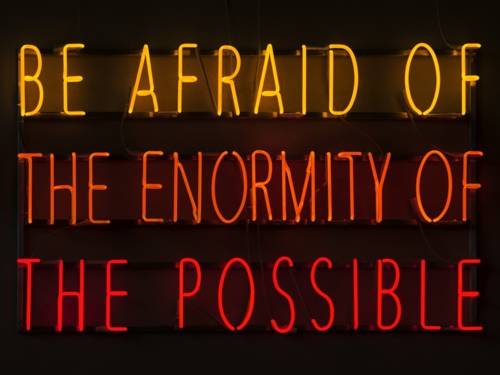Zu sehen ist ein Neon-Schild mit der Aufschrift: Be Afraid if the Enormity of the Possible