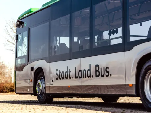 Bus der üstra mit den Worten "Stadt. Land. Bus." auf der linken Seite.