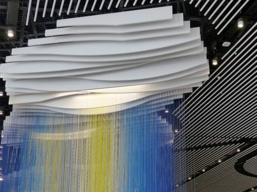 Blick auf eine Deckeninstallation in einem Gebäude