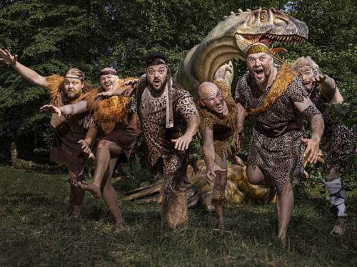 Die sechs Musiker der Band in Steinzeitkostümen.