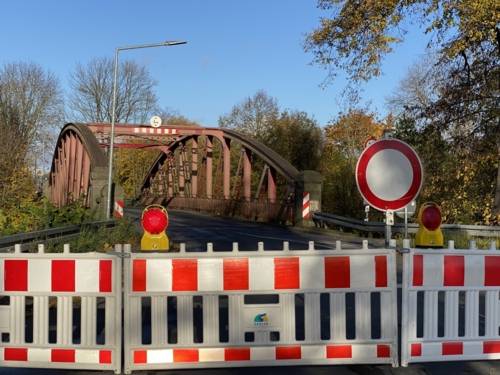 Ein Sperrschild vor der Kanalbrücke an der Göxer Landstraße